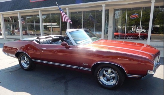 R.E. Olds Museum 11-13-2017 raffle - 1970 Oldsmobile Cutlass Convertible Supreme - right side front