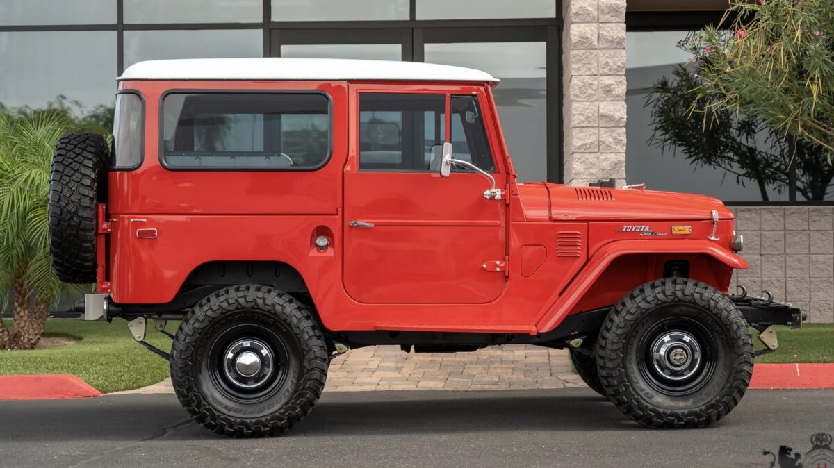 1972 Toyota Land Cruiser FJ40 side
